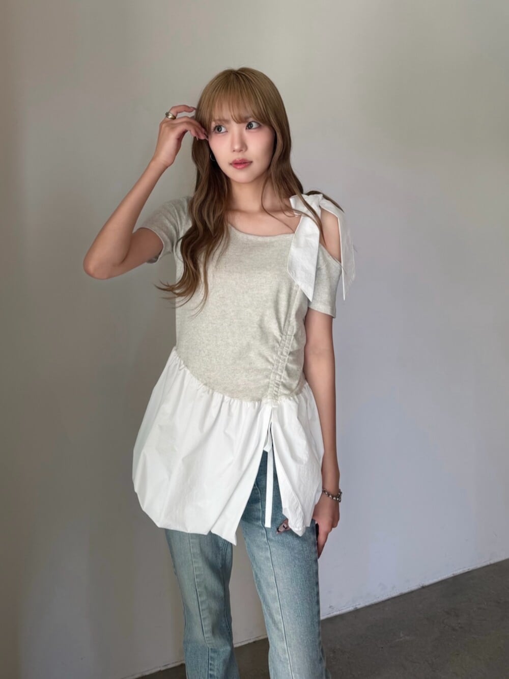 グレー系のTシャツ/カットソー、ブルー系のその他パンツを着用したレディースの夏コーディネートの5枚目の写真