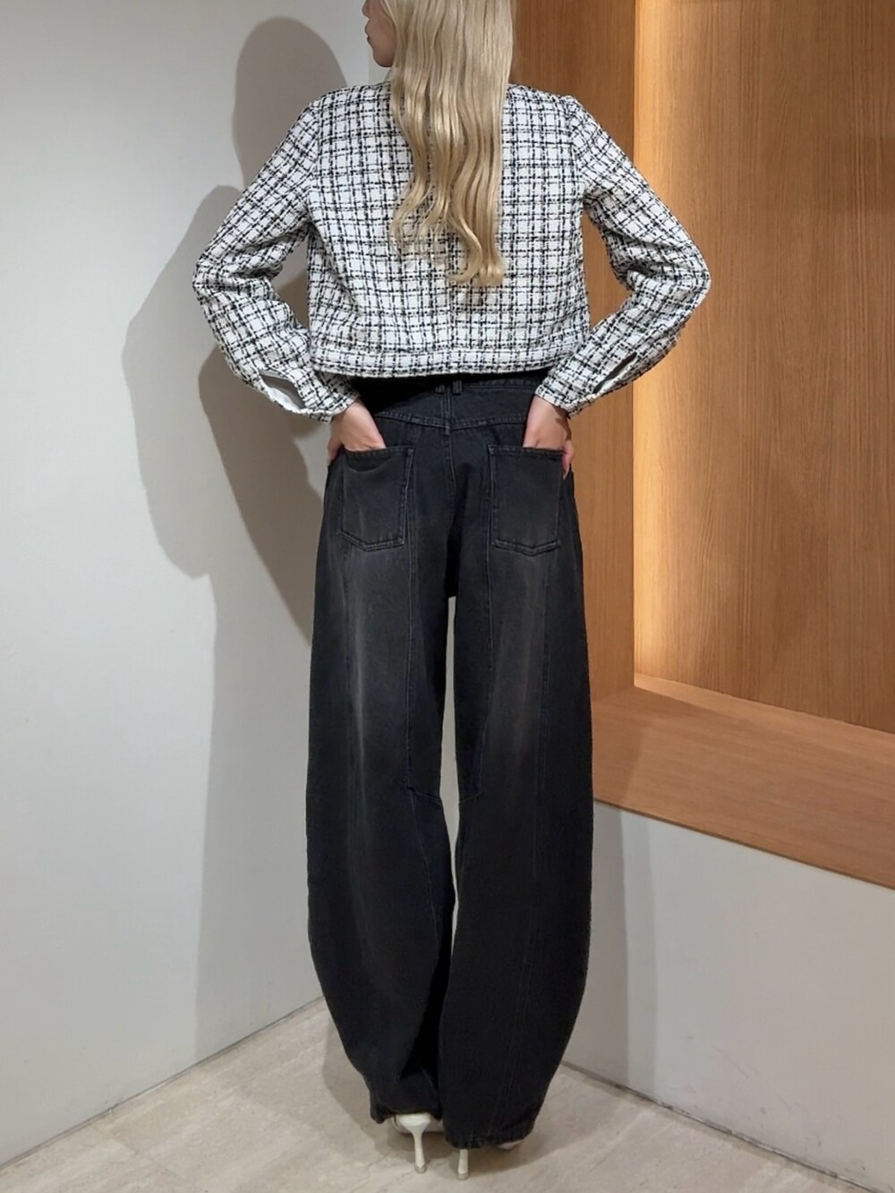 ブラック系のカーディガン/ボレロ、ブラック系のデニムパンツ、その他のノーカラージャケットを着用したレディースの夏コーディネートの4枚目の写真