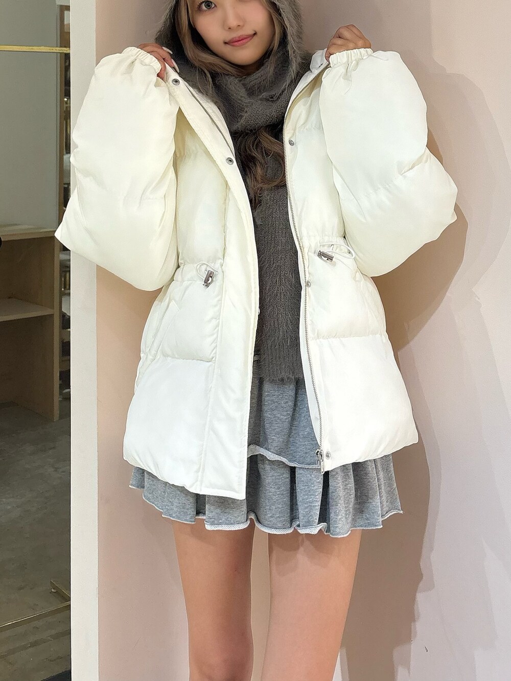ブラウン系のブーツ、グレー系のその他パンツ、ホワイト系のブルゾンを着用したレディースの秋コーディネートの5枚目の写真