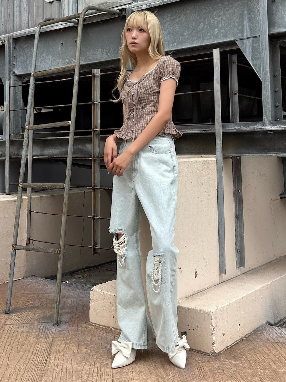 ブラウン系のシャツ/ブラウス、ブルー系のデニムパンツを着用したレディースの夏コーディネートの4枚目の写真