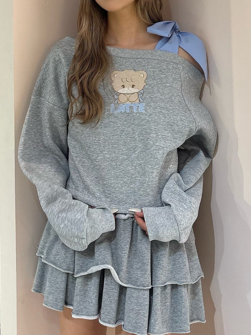 グレー系のスウェット、グレー系のその他パンツ、ブラウン系のブーツを着用したレディースの秋コーディネートの4枚目の写真