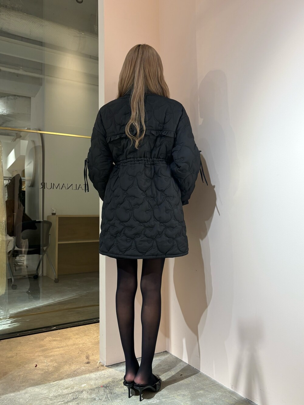 ブラック系のダウンジャケット/コートを着用したレディースの秋コーディネートの4枚目の写真