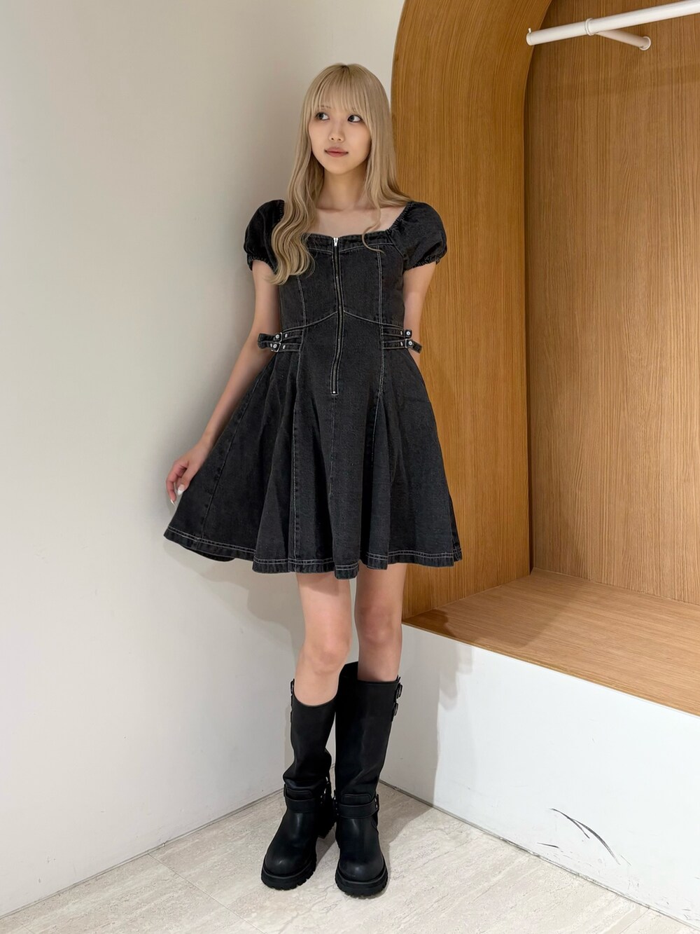 ブラック系のワンピース、ブラック系のブーツを着用したレディースの夏コーディネートの3枚目の写真