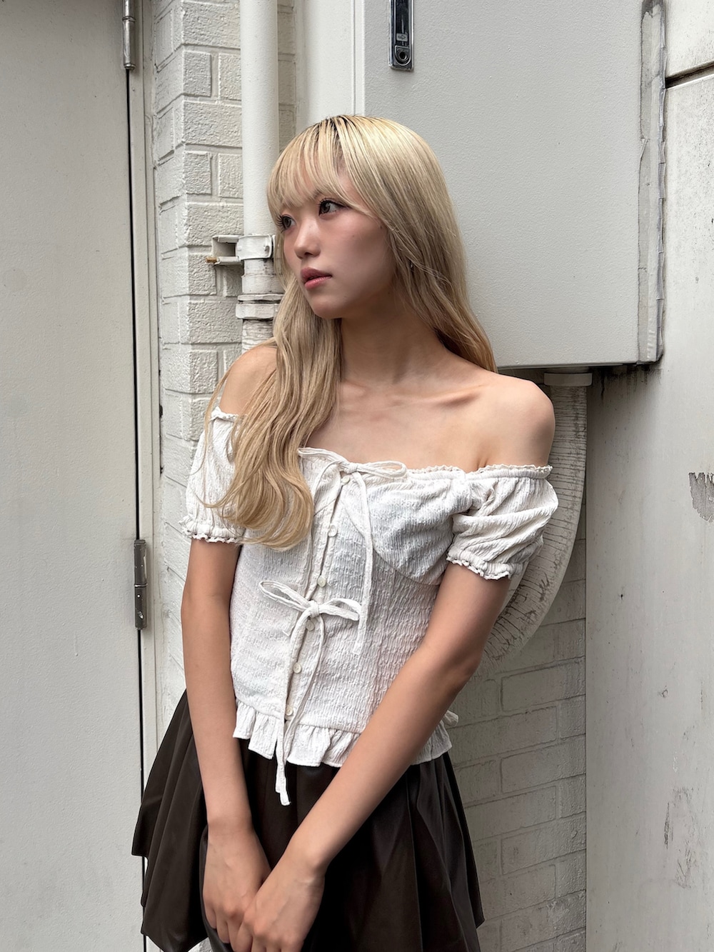 「CALNAMURのフェイクレザーバルーンミニスカート（スカート、ブラウン系）」を使った、saraさん（骨格ナチュラル・レディース・165cm）の夏コーディネートの6枚目の写真