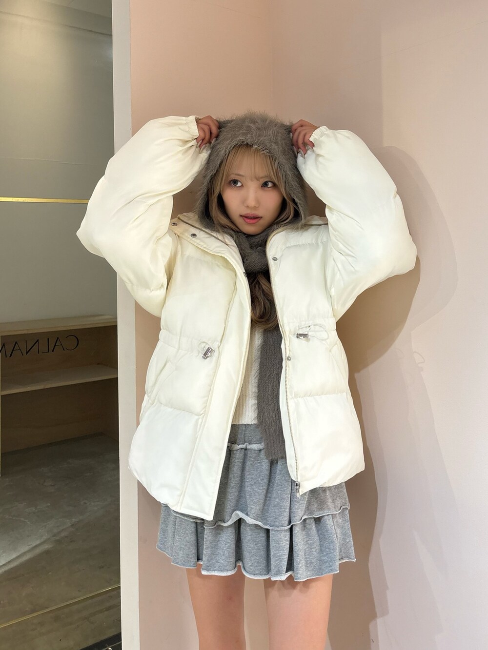 ブラウン系のブーツ、グレー系のその他パンツ、ホワイト系のブルゾンを着用したレディースの秋コーディネートの4枚目の写真