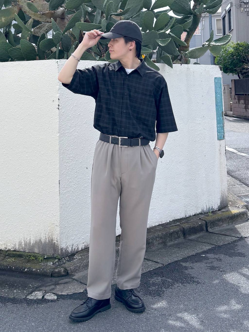 ホワイト系のTシャツ/カットソー、グレー系のその他シューズ、ブラック系のシャツ/ブラウスを着用したメンズの夏コーディネートの4枚目の写真