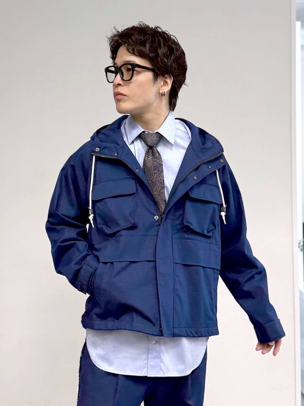 ベージュ系のスニーカー、ブルー系のシャツ/ブラウス、ブルー系のデニムパンツを着用したメンズの冬コーディネートの6枚目の写真