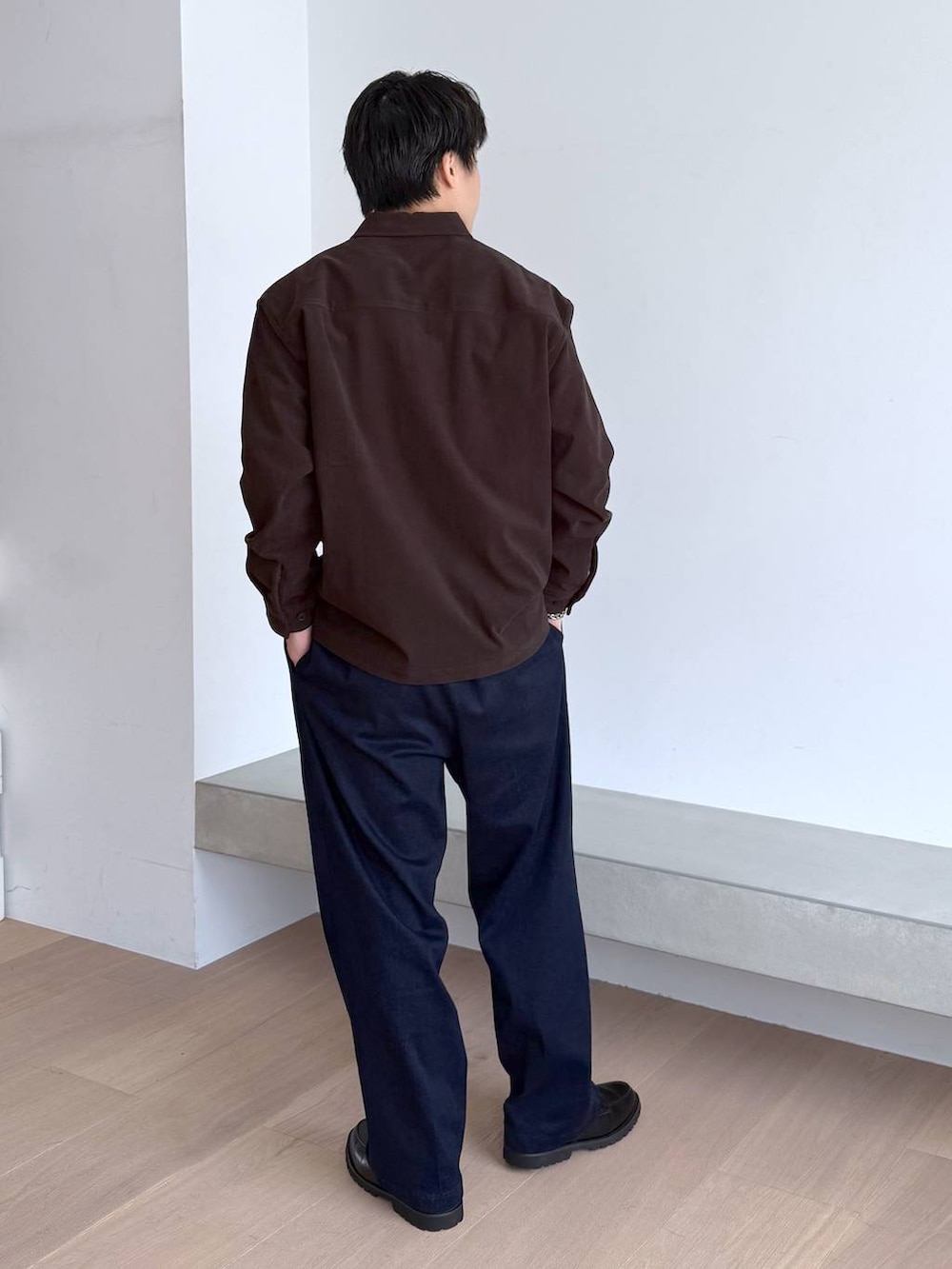 ブルー系のTシャツ/カットソー、ブルー系のスラックス、グレー系のその他シューズを着用したメンズの秋コーディネートの5枚目の写真