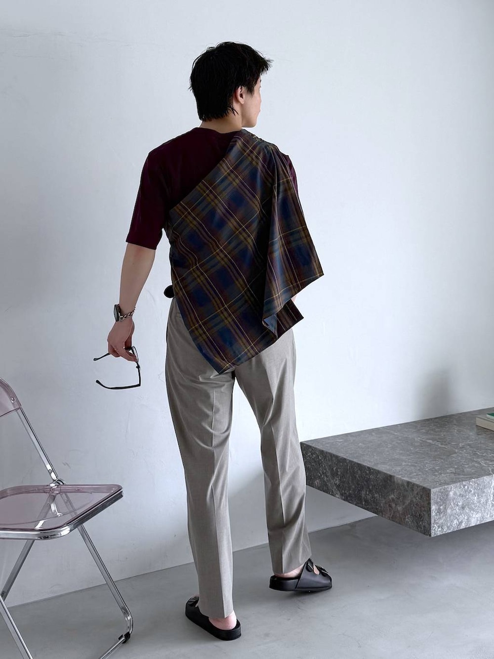 ブラウン系のスラックス、レッド系のTシャツ/カットソー、グリーン系のシャツ/ブラウスを着用したメンズの夏コーディネートの4枚目の写真