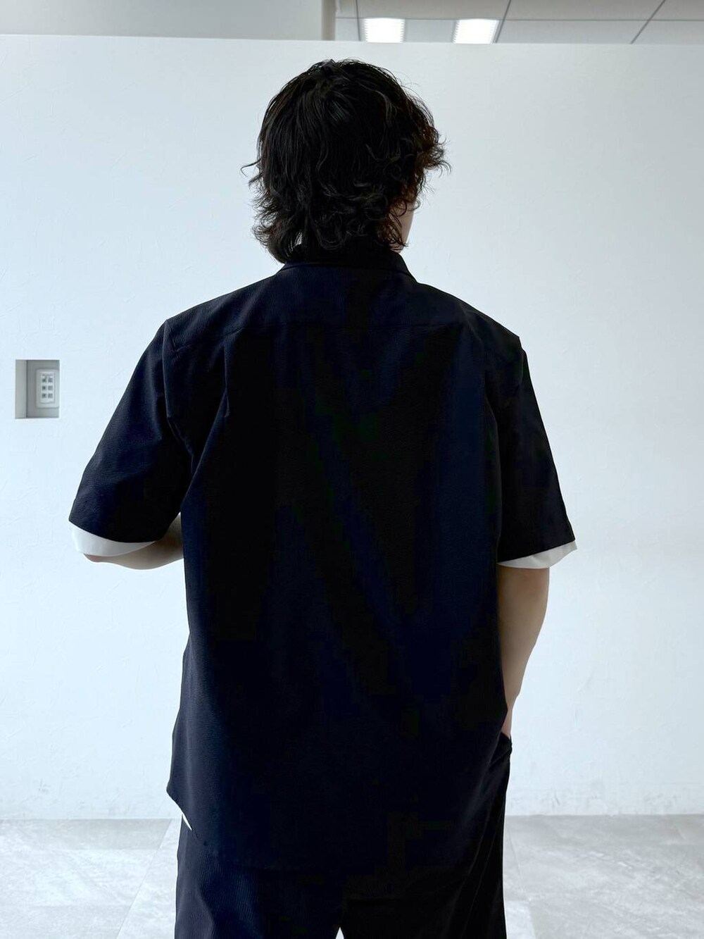 ブラック系のその他パンツ、ブラック系のシャツ/ブラウス、ホワイト系のTシャツ/カットソーを着用したメンズの夏コーディネートの7枚目の写真