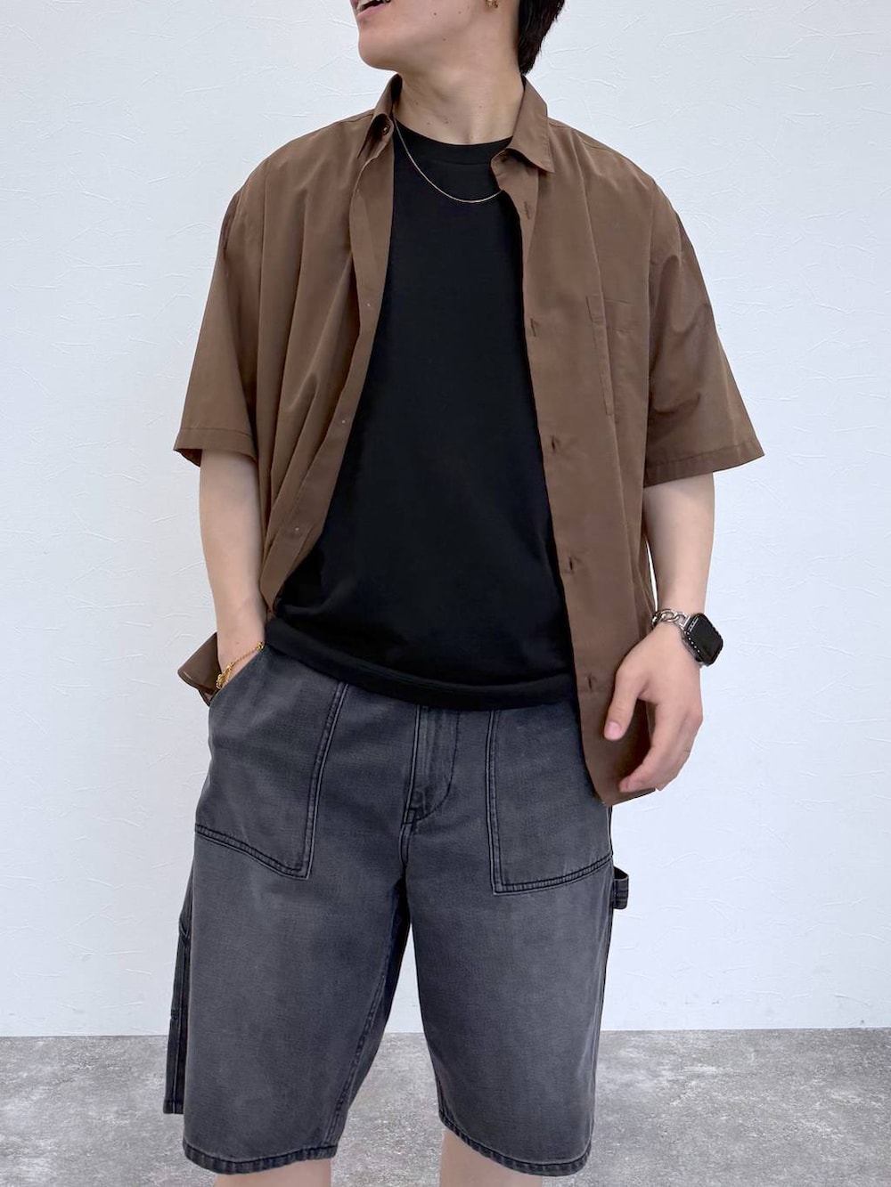ブラウン系のシャツ/ブラウス、ブラック系のタンクトップ、グレー系のその他パンツを着用したメンズの春コーディネートの5枚目の写真