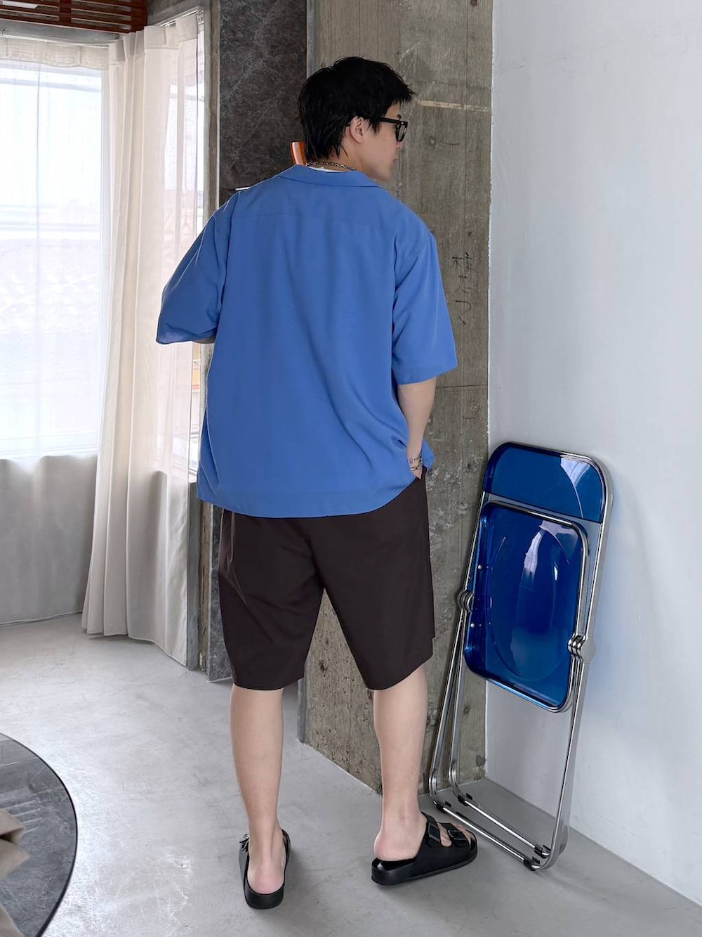 ホワイト系のTシャツ/カットソー、ブラウン系のその他パンツ、ブラック系のサンダルを着用したメンズの夏コーディネートの5枚目の写真