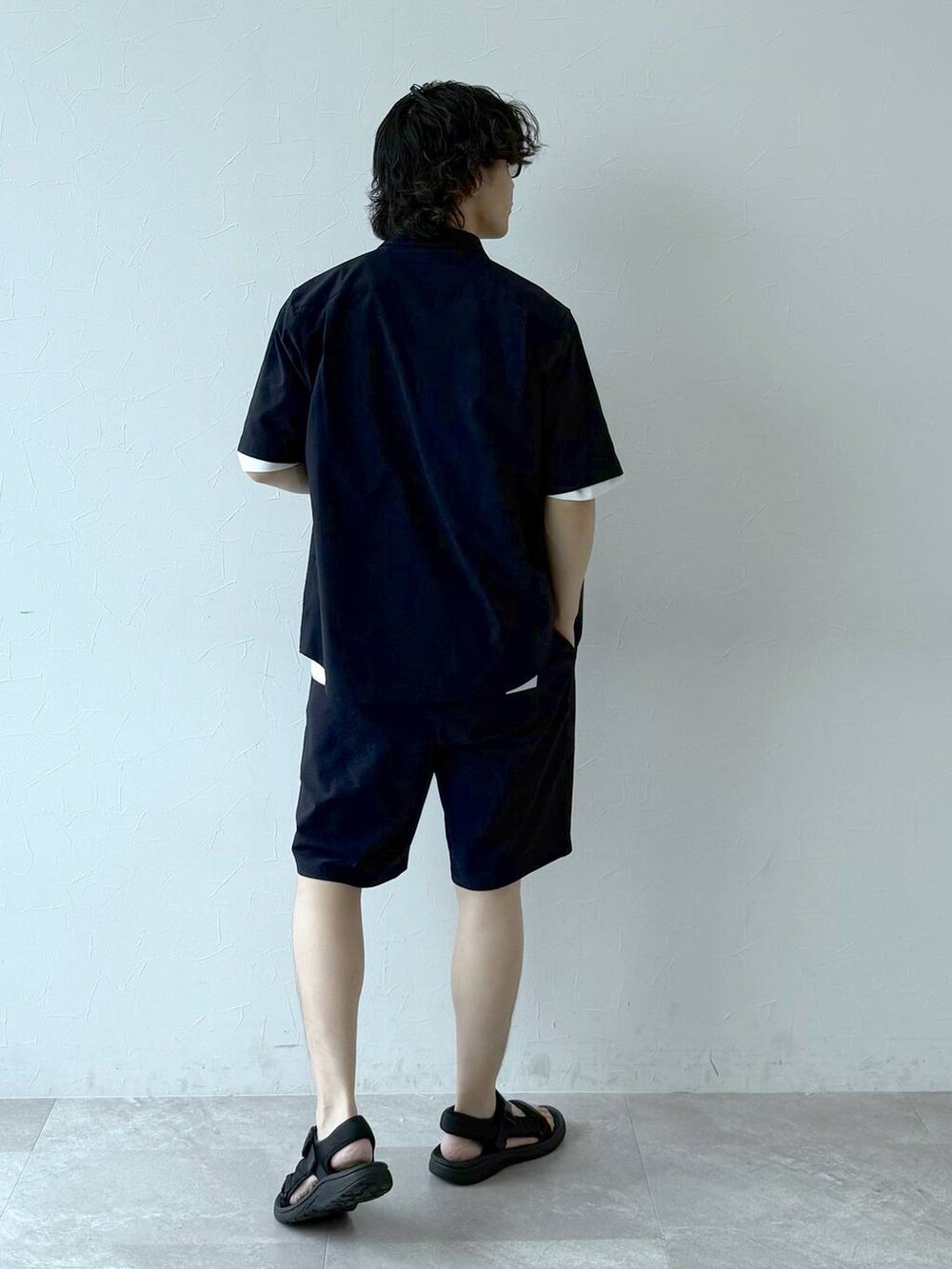 ブラック系のその他パンツ、ブラック系のシャツ/ブラウス、ホワイト系のTシャツ/カットソーを着用したメンズの夏コーディネートの4枚目の写真