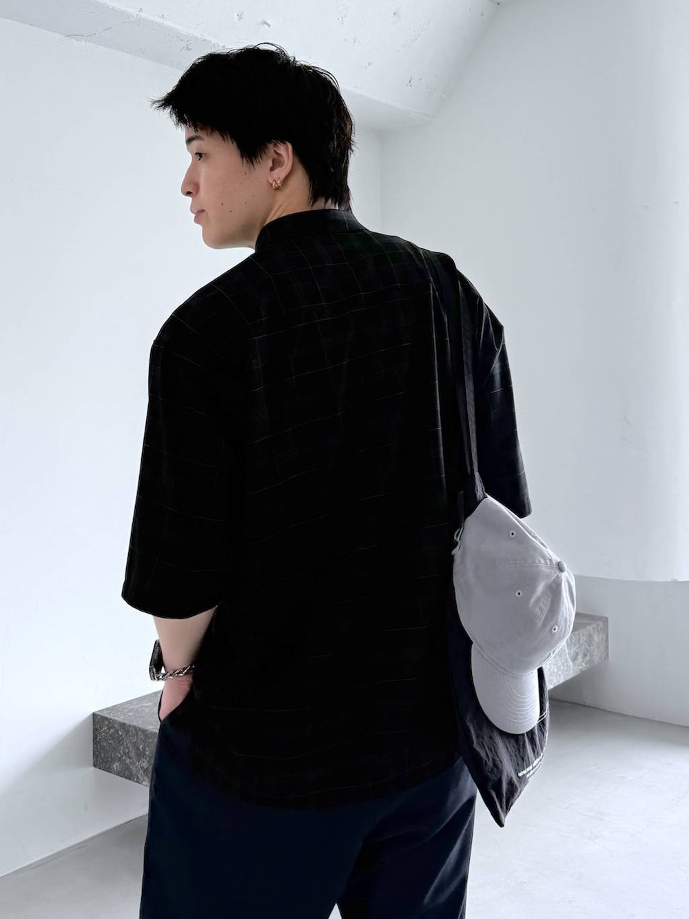 ブラック系のシャツ/ブラウス、ブルー系のその他パンツ、ブラック系のサンダルを着用したメンズの夏コーディネートの7枚目の写真