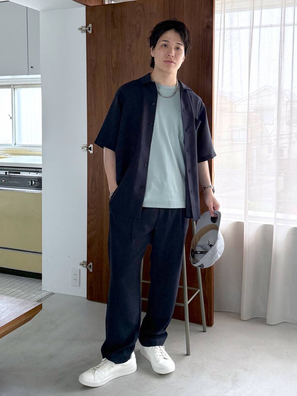 ブルー系のTシャツ/カットソー、ホワイト系のその他シューズ、ブルー系のシャツ/ブラウスを着用したメンズの夏コーディネートの3枚目の写真