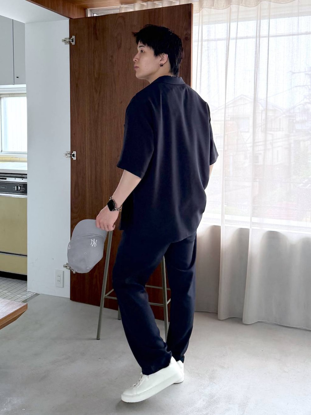 ブルー系のTシャツ/カットソー、ホワイト系のその他シューズ、ブルー系のシャツ/ブラウスを着用したメンズの夏コーディネートの5枚目の写真