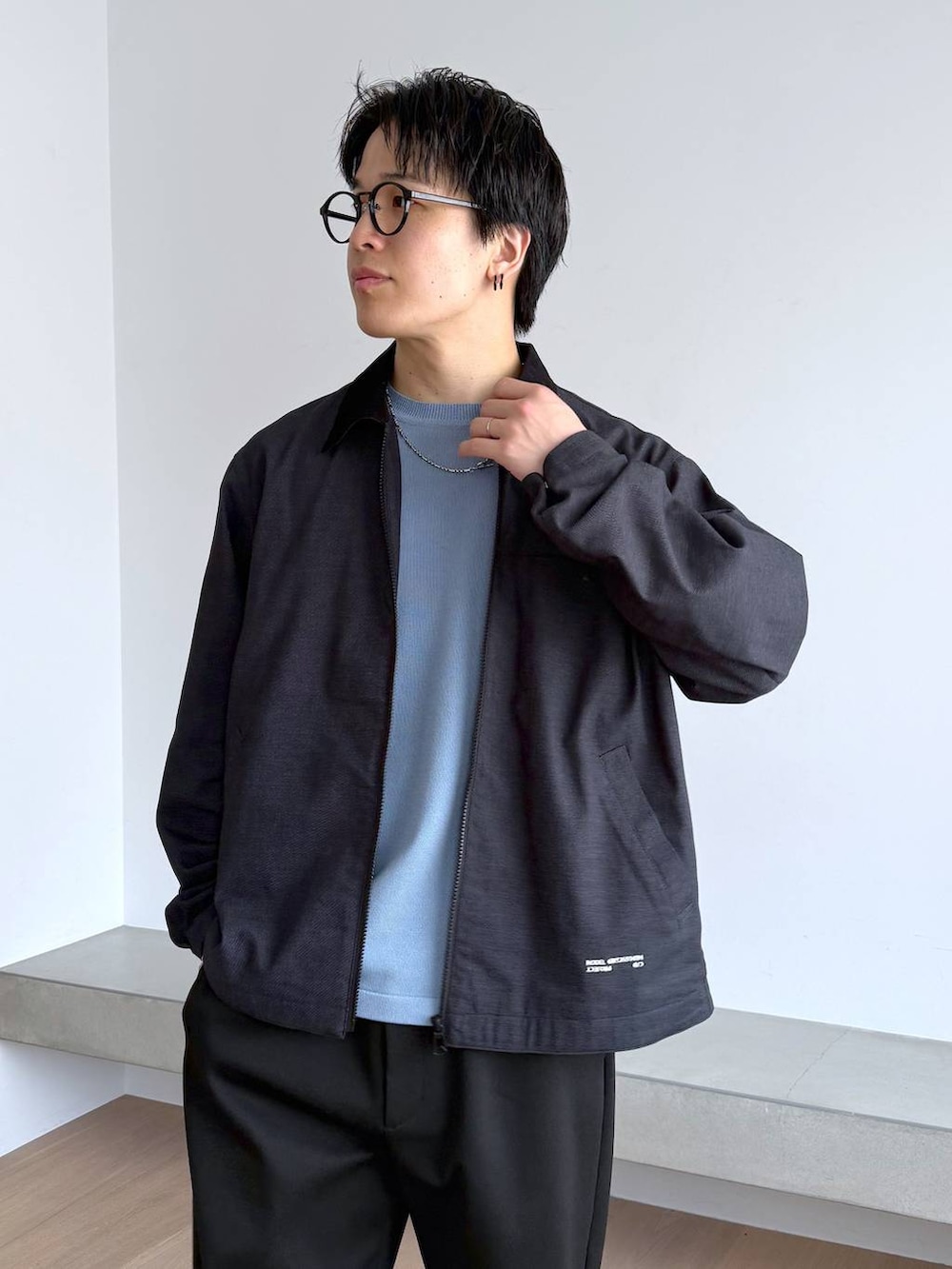 グレー系のスニーカー、ブラック系のその他パンツ、ブルー系のニット/セーターを着用したメンズの秋コーディネートの5枚目の写真