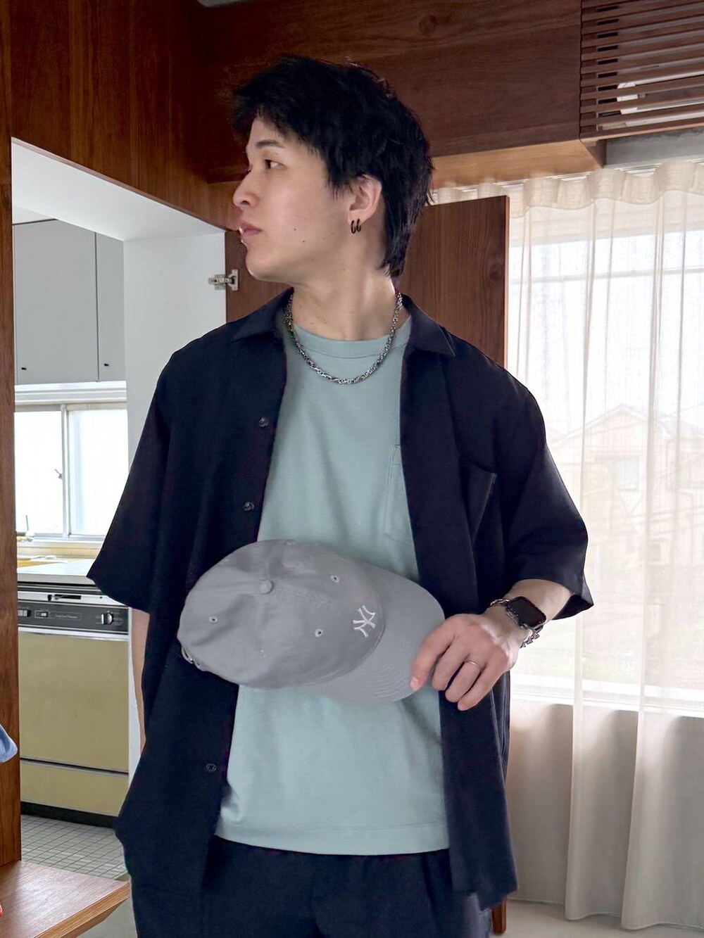 ブルー系のTシャツ/カットソー、ホワイト系のその他シューズ、ブルー系のシャツ/ブラウスを着用したメンズの夏コーディネートの7枚目の写真