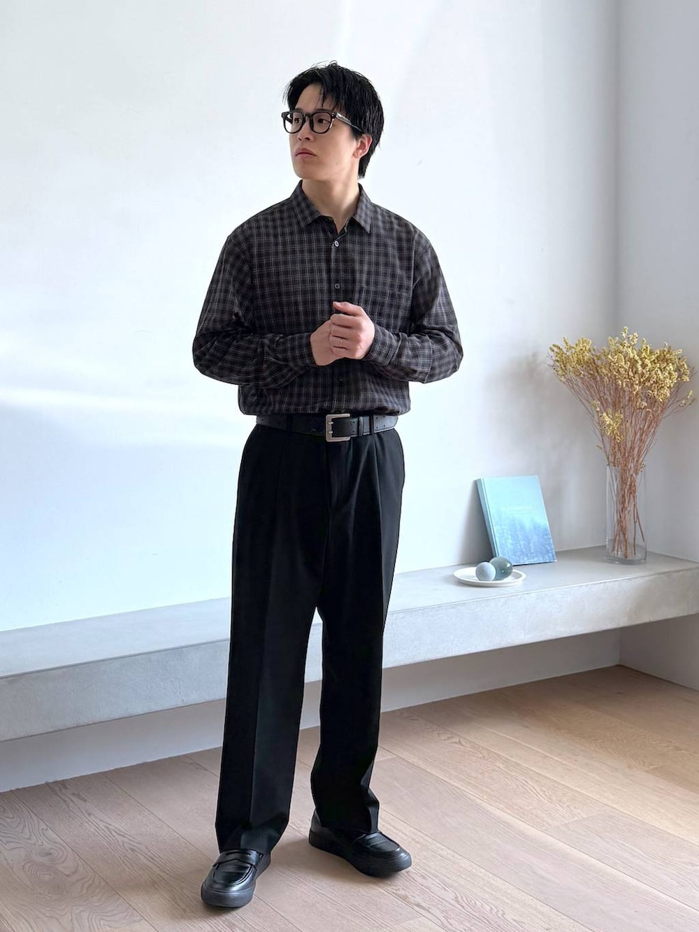 ブラック系のシャツ/ブラウス、グレー系のその他シューズ、ブルー系のその他パンツを着用したメンズの秋コーディネートの3枚目の写真