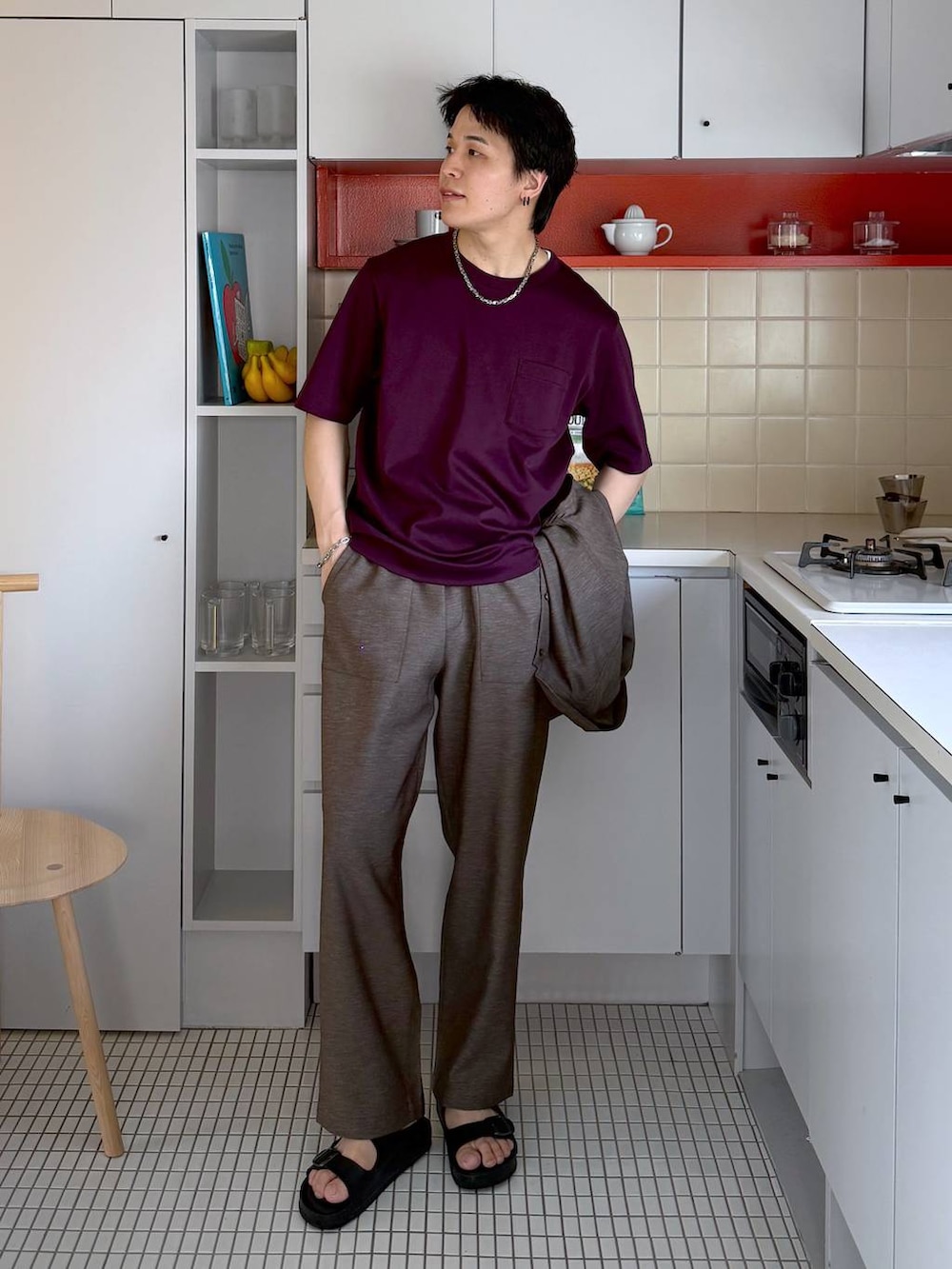 レッド系のTシャツ/カットソー、ブラック系のサンダル、ブラウン系のその他パンツを着用したメンズの夏コーディネートの2枚目の写真