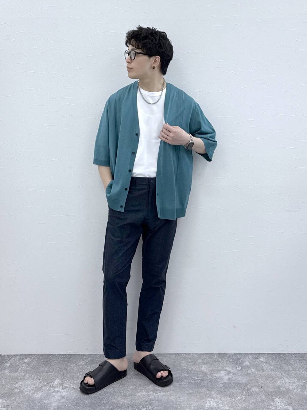 ブルー系のその他パンツ、ホワイト系のTシャツ/カットソー、グリーン系のカーディガン/ボレロを着用したメンズの春コーディネートの3枚目の写真
