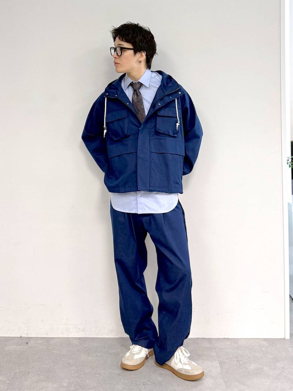 ベージュ系のスニーカー、ブルー系のシャツ/ブラウス、ブルー系のデニムパンツを着用したメンズの冬コーディネートの2枚目の写真