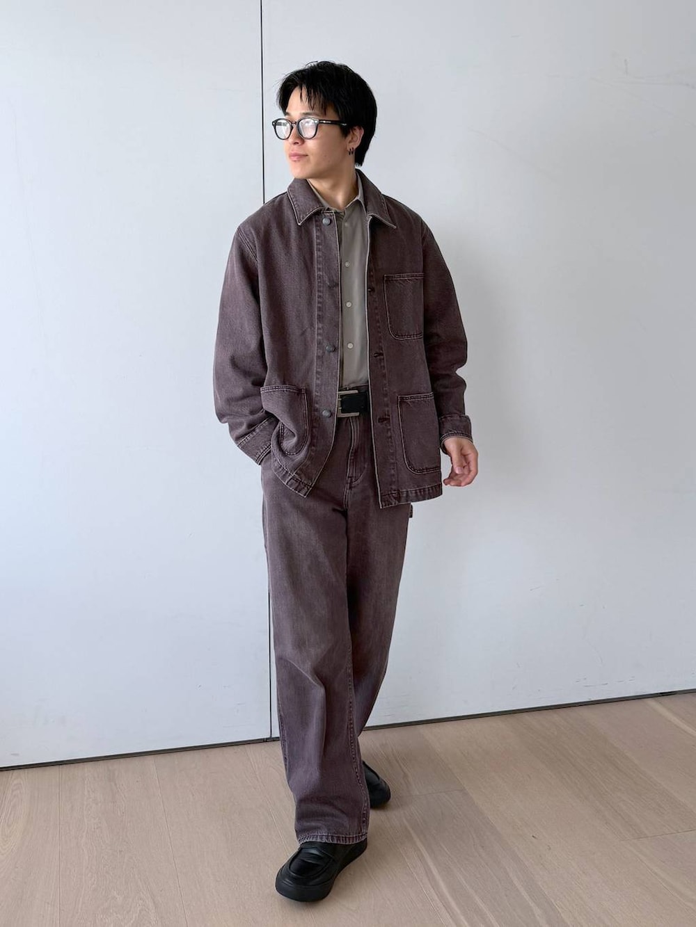 グレー系のその他シューズ、グレー系のシャツ/ブラウス、ブラウン系のデニムパンツを着用したメンズの秋コーディネートの3枚目の写真