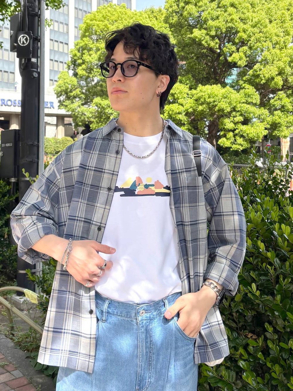 ブルー系のシャツ/ブラウス、ホワイト系のTシャツ/カットソー、ブルー系のデニムパンツを着用したメンズの春コーディネートの2枚目の写真