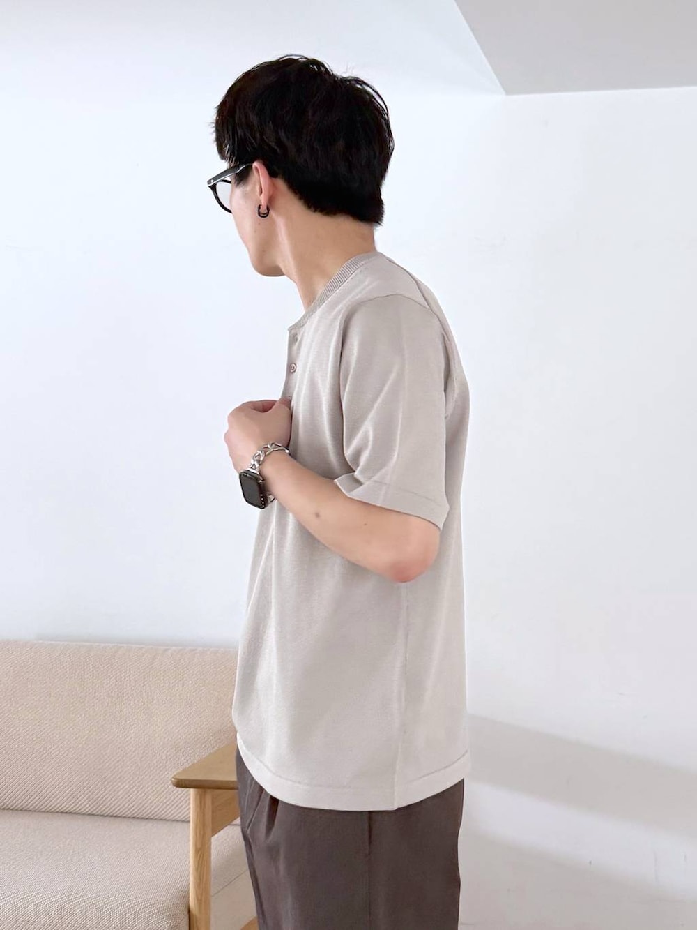 ベージュ系のニット/セーター、ブラック系のサンダル、ブルー系のサングラスを着用したメンズの夏コーディネートの7枚目の写真