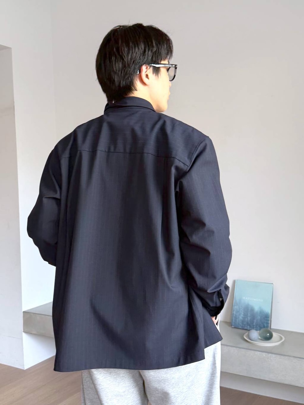 グレー系のその他パンツ、グレー系のその他シューズ、ブルー系のシャツ/ブラウスを着用したメンズの秋コーディネートの6枚目の写真