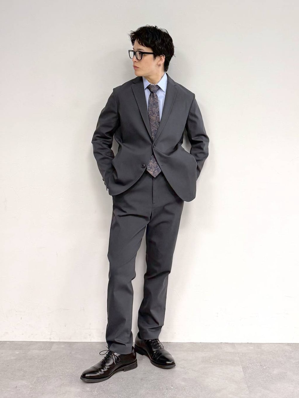 ブラック系のその他シューズ、ブルー系のシャツ/ブラウス、グレー系のテーラードジャケットを着用したメンズの冬コーディネートの2枚目の写真