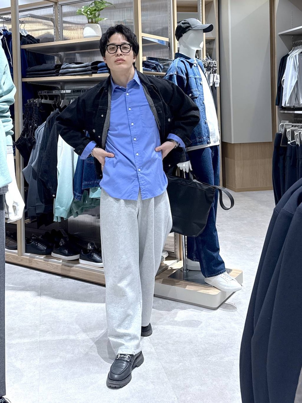 ブルー系のシャツ/ブラウス、ブラック系のデニムジャケット、グレー系のスウェットパンツを着用したメンズの冬コーディネートの4枚目の写真