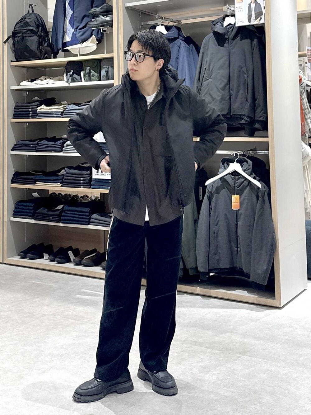 ブラック系のブルゾン、ブラウン系のシャツ/ブラウス、ブラック系のその他パンツを着用したメンズの秋コーディネートの2枚目の写真