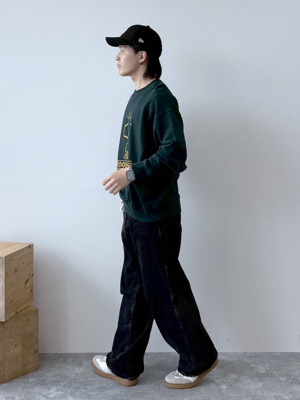 ベージュ系のスニーカー、ブラック系のデニムパンツ、ブラック系のキャップを着用したメンズの秋コーディネートの5枚目の写真