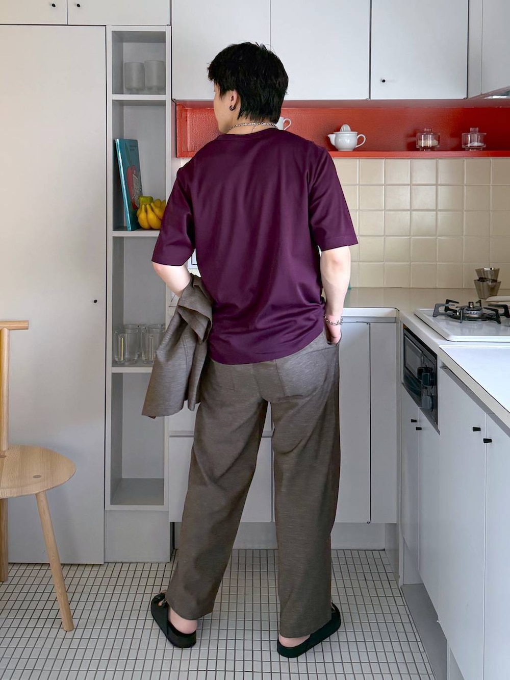 レッド系のTシャツ/カットソー、ブラック系のサンダル、ブラウン系のその他パンツを着用したメンズの夏コーディネートの4枚目の写真