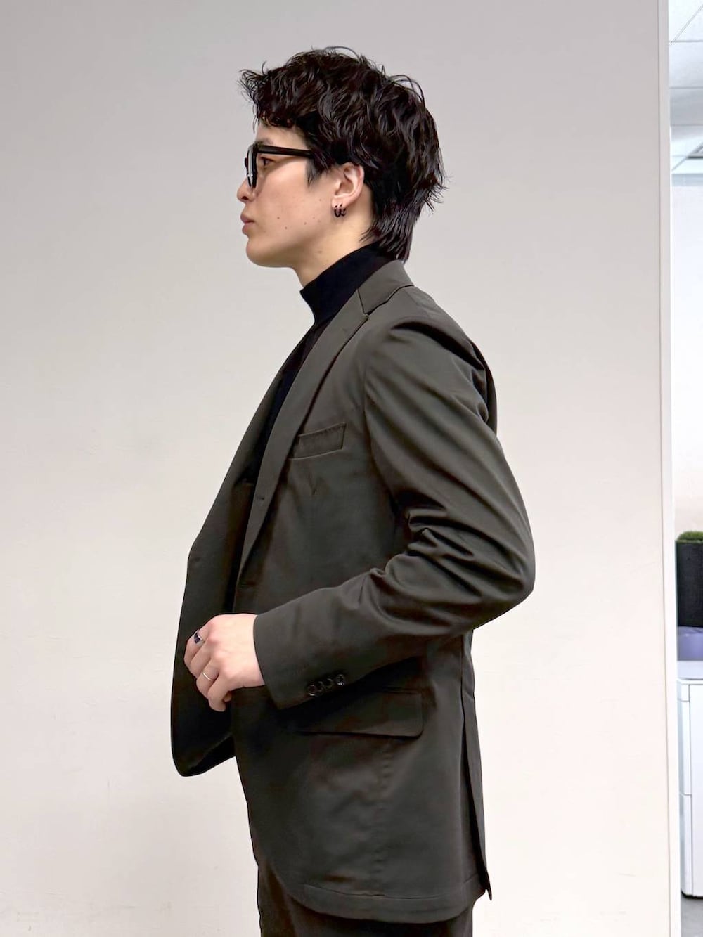 ブラック系のその他シューズ、ブラウン系のテーラードジャケット、ブラウン系のスラックスを着用したメンズの冬コーディネートの7枚目の写真