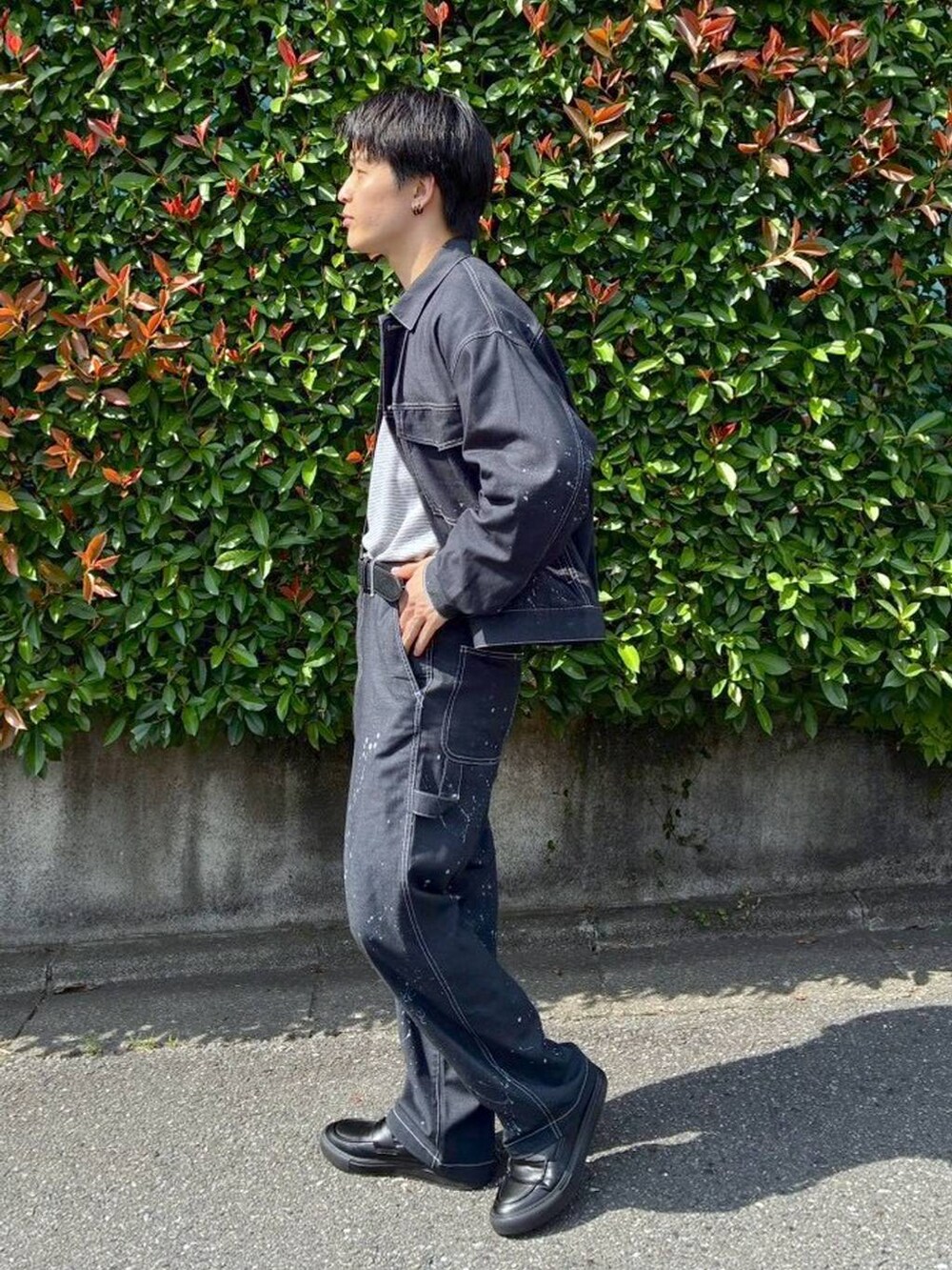 ブルー系のTシャツ/カットソー、グレー系のその他シューズ、ブルー系のデニムパンツを着用したメンズの秋コーディネートの4枚目の写真