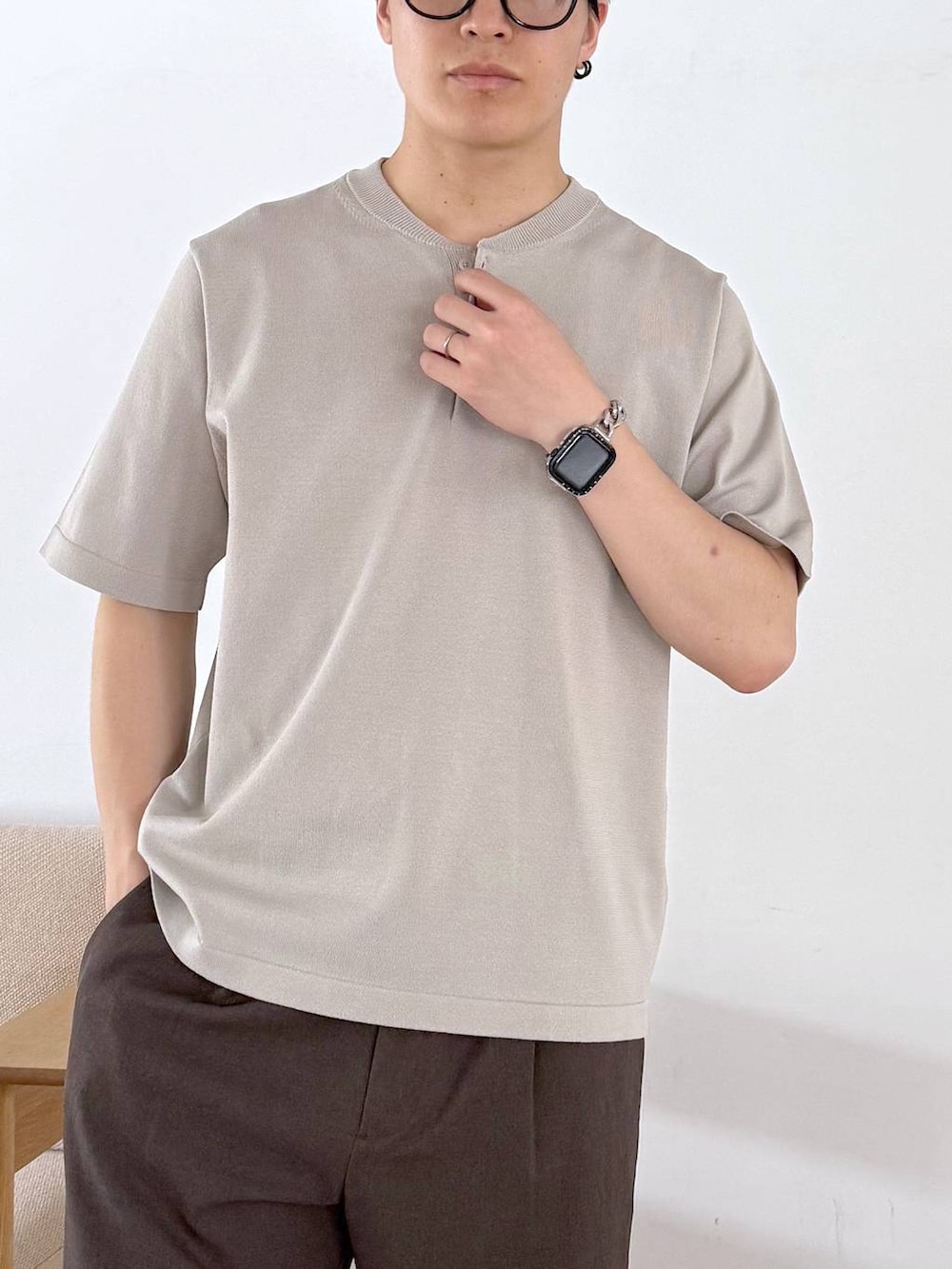 ベージュ系のニット/セーター、ブラック系のサンダル、ブルー系のサングラスを着用したメンズの夏コーディネートの6枚目の写真