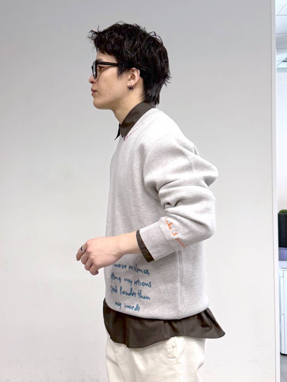 ベージュ系のスニーカー、ホワイト系のその他パンツ、ブラック系のサングラスを着用したメンズの冬コーディネートの6枚目の写真