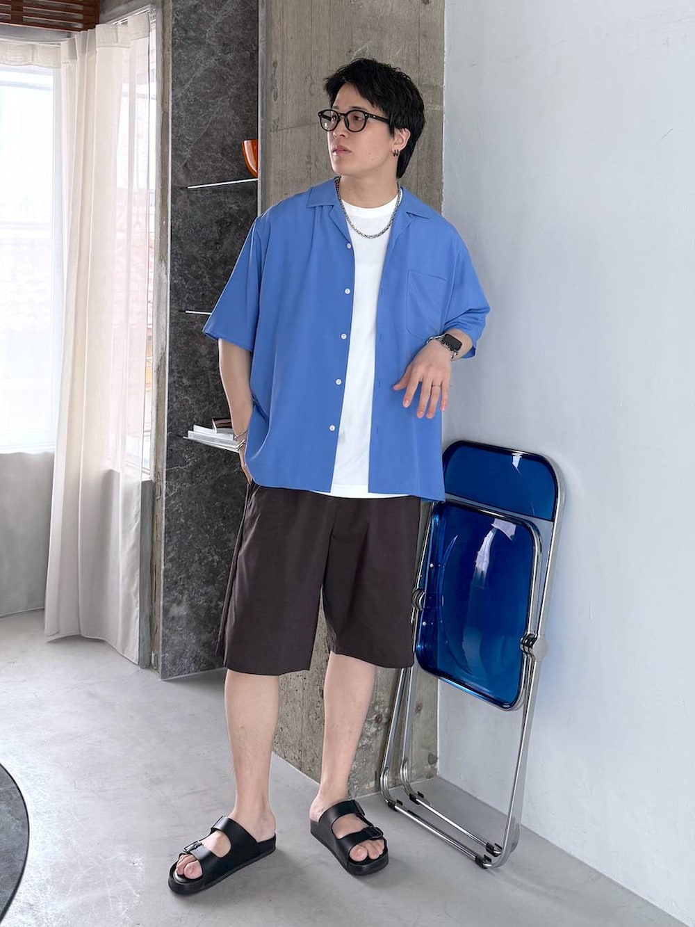 ホワイト系のTシャツ/カットソー、ブラウン系のその他パンツ、ブラック系のサンダルを着用したメンズの夏コーディネートの3枚目の写真