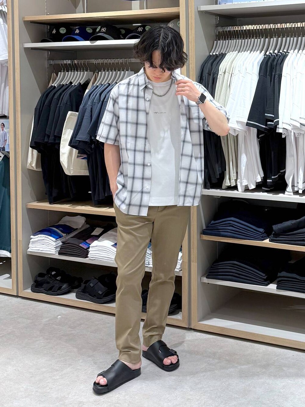 「きれいめ、モテ、ベーシック/シンプル、シャツ、シャツスタイル、Tシャツ、スゴラクシリーズ_GLOBAL WORK、スゴラクパンツ_GLOBAL  WORK、GLOBAL WORK、カジュアル、デート/ロマンティック、着痩せ・細見え、旅行、夏コーデ」｜「GLOBAL WORKのサラサマ快適シャツ/レギュラーカラー/半袖/286395（シャツ/ブラウス、ホワイト系）」を使った、yasu（GLOBALWORK）さん（メンズ・175cm）の夏コーディネートの4枚目の写真