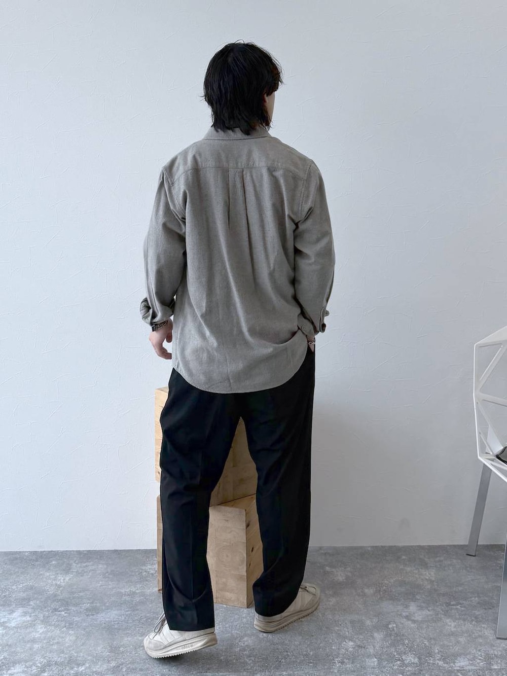 ベージュ系のシャツ/ブラウス、ブラック系のその他パンツ、ホワイト系のTシャツ/カットソーを着用したメンズの秋コーディネートの4枚目の写真