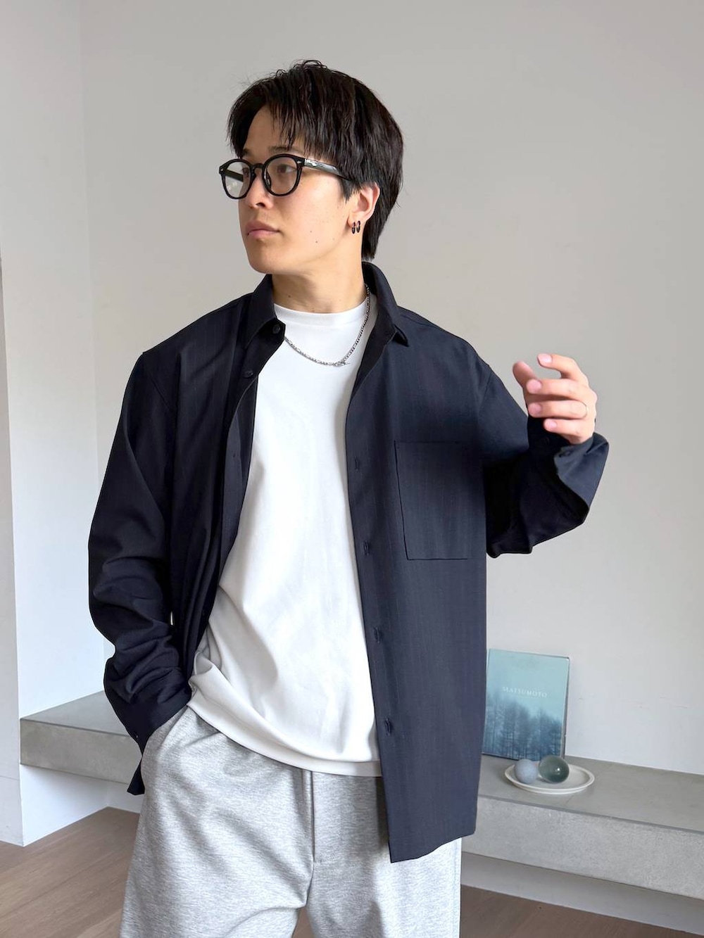 グレー系のその他パンツ、グレー系のその他シューズ、ブルー系のシャツ/ブラウスを着用したメンズの秋コーディネートの4枚目の写真