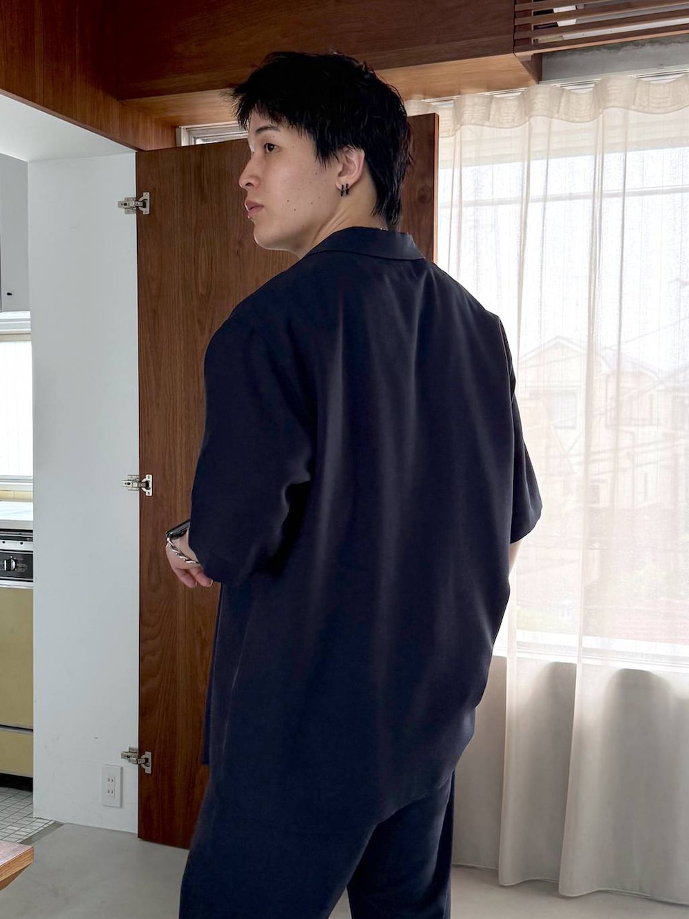 ブルー系のTシャツ/カットソー、ホワイト系のその他シューズ、ブルー系のシャツ/ブラウスを着用したメンズの夏コーディネートの8枚目の写真