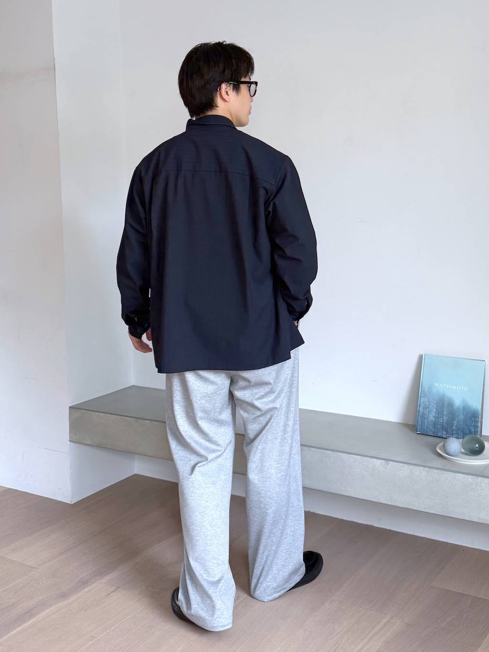 グレー系のその他パンツ、グレー系のその他シューズ、ブルー系のシャツ/ブラウスを着用したメンズの秋コーディネートの3枚目の写真