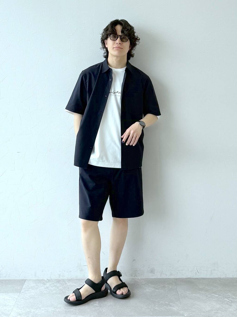 ブラック系のその他パンツ、ブラック系のシャツ/ブラウス、ホワイト系のTシャツ/カットソーを着用したメンズの夏コーディネートの2枚目の写真