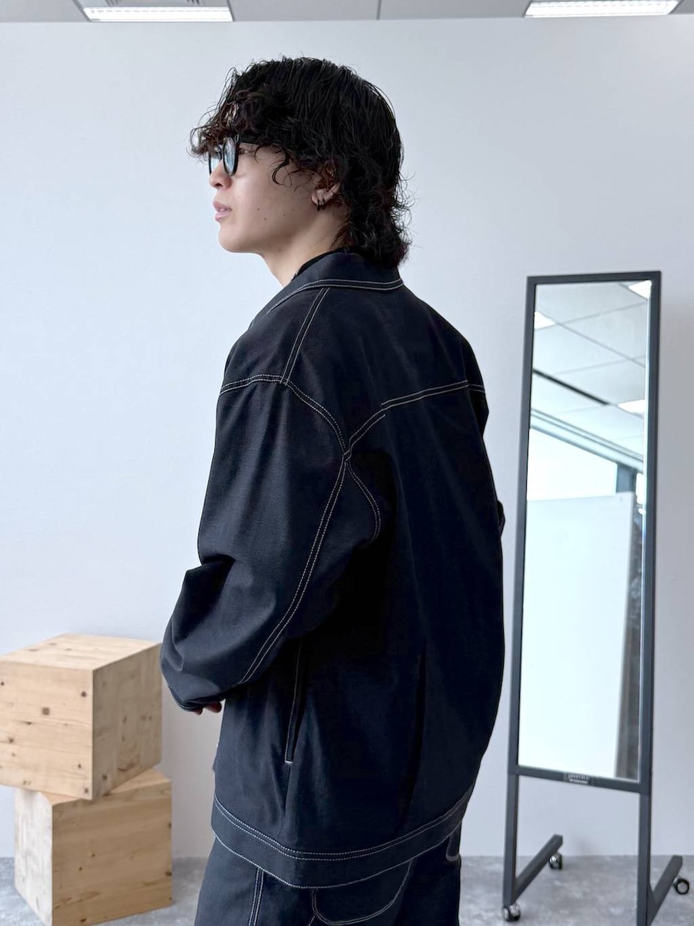 ブルー系のデニムパンツ、ブラック系のその他シューズ、ブルー系のデニムジャケットを着用したメンズの夏コーディネートの6枚目の写真