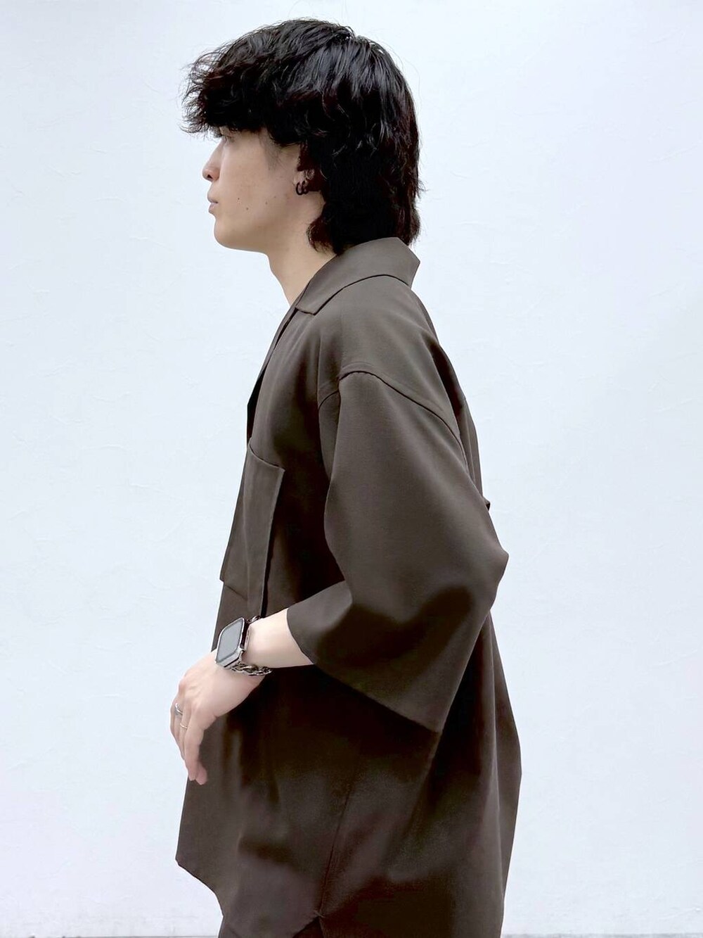 ブラウン系のその他パンツ、ブラウン系のシャツ/ブラウス、ブラック系のサンダルを着用したメンズの春コーディネートの8枚目の写真