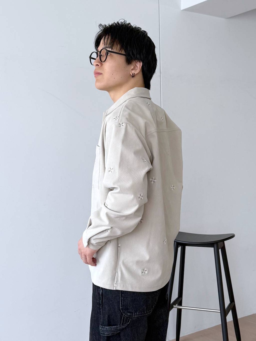ブラウン系のTシャツ/カットソー、グレー系のその他シューズ、その他のデニムパンツを着用したメンズの秋コーディネートの7枚目の写真