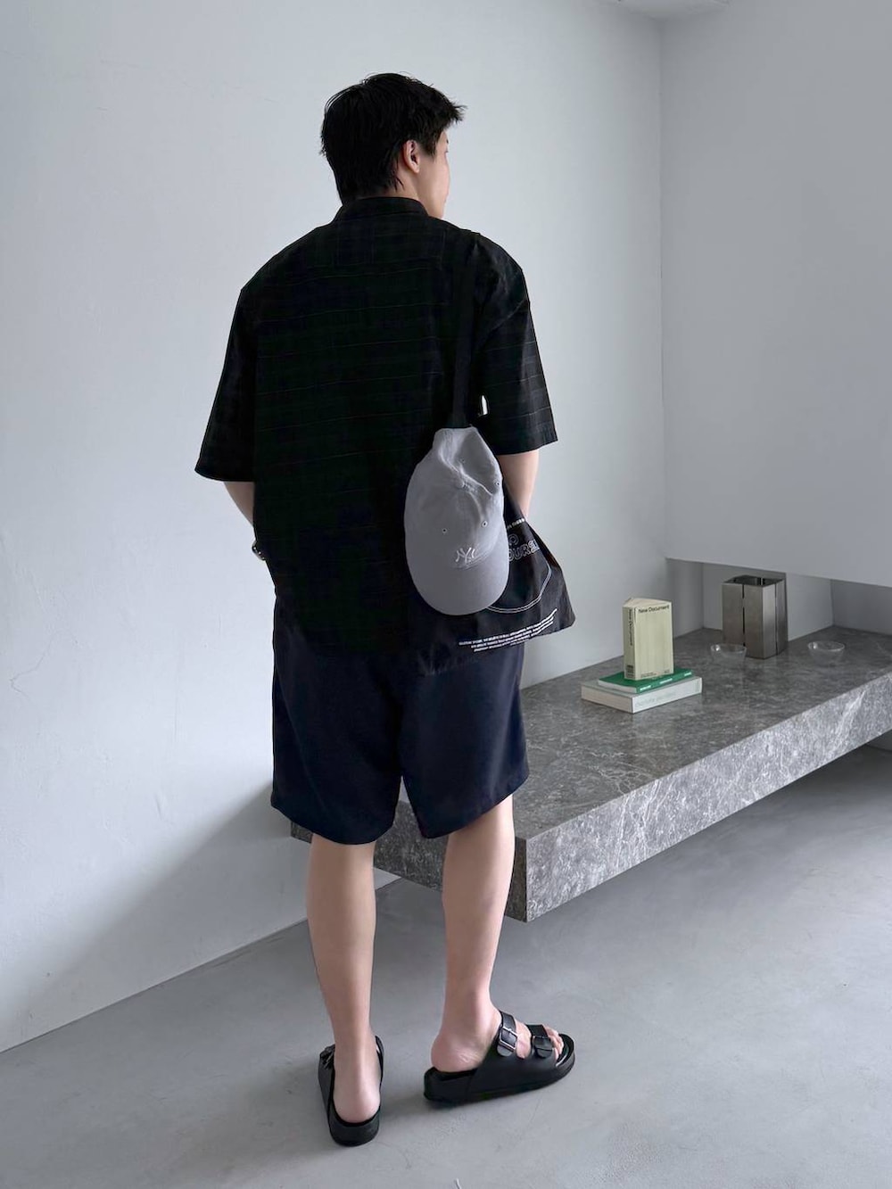 ブラック系のシャツ/ブラウス、ブルー系のその他パンツ、ブラック系のサンダルを着用したメンズの夏コーディネートの4枚目の写真
